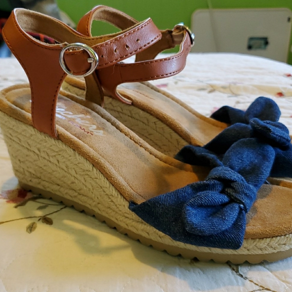 Woman's Monarchs-Daisy Dukes Wedge Sandals